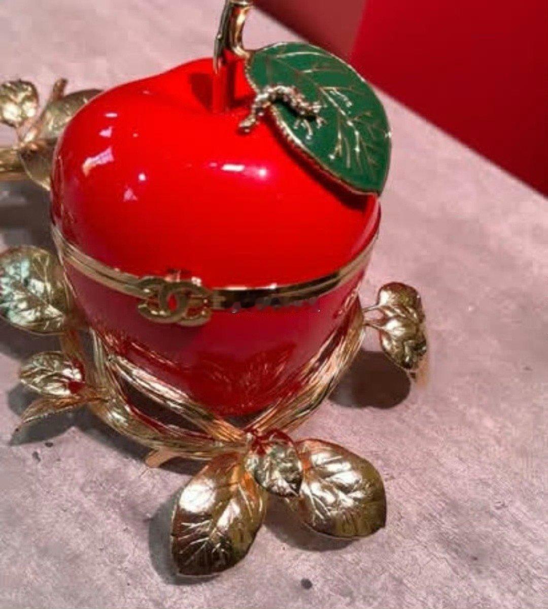 香奈儿 2026工坊系列中的大苹果手袋是一定不能吃的，虽然不能吃，但是这个手袋可