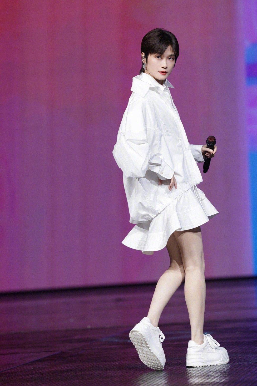 李宇春山东春晚3个舞台看爽了李宇春山东春晚三舞台连炸，白衣胜雪氛围感拉满。从情怀