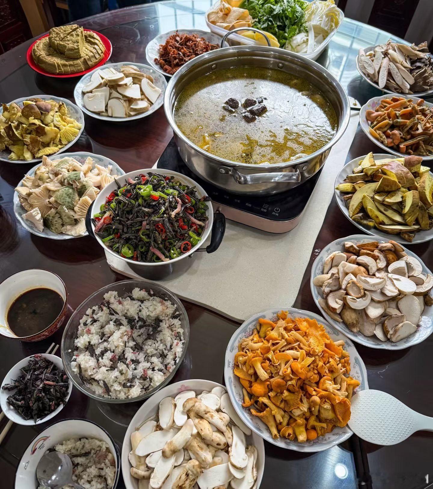 朋友圈刷到满菌全席 我勒个豆疯狂分泌口水 云南人得菌子dna在躁动了