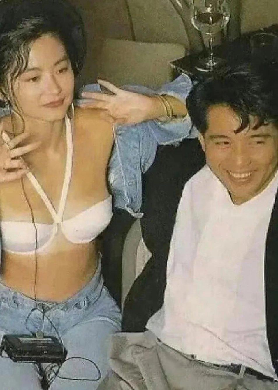 1980年林青霞和秦汉热恋中合影，大美女非常敢穿了。这不就是近几年流行的内衣外穿