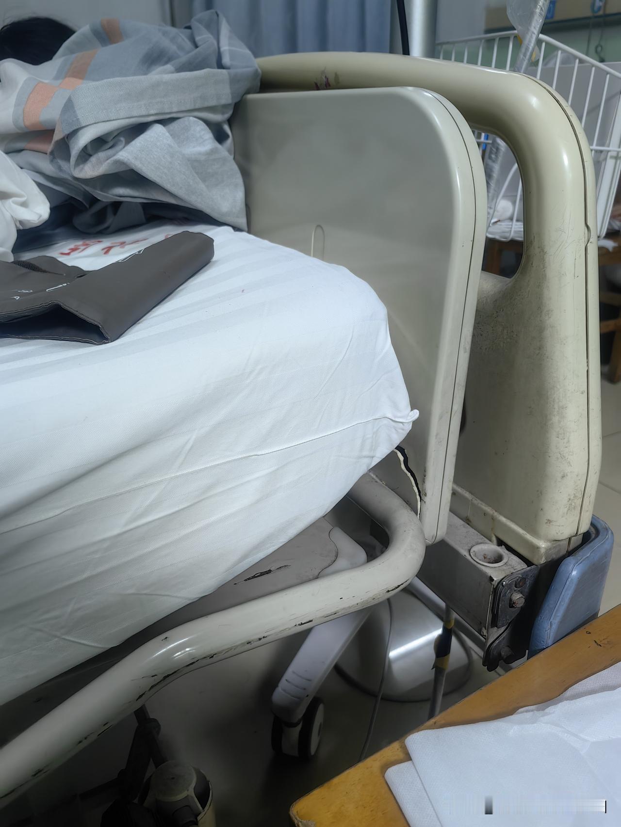 嫂生病住院了，昨天晚上来到了石家庄二院，医生说明天还得做检查，大侄女给学校老师请