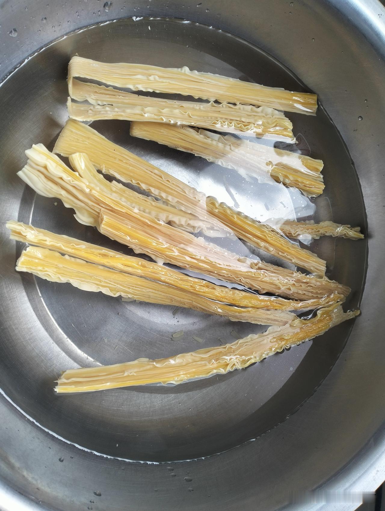 这玩意真不好泡！
用热水泡，会碎烂；用凉水泡，要等太长时间。
用温水泡，可能会刚