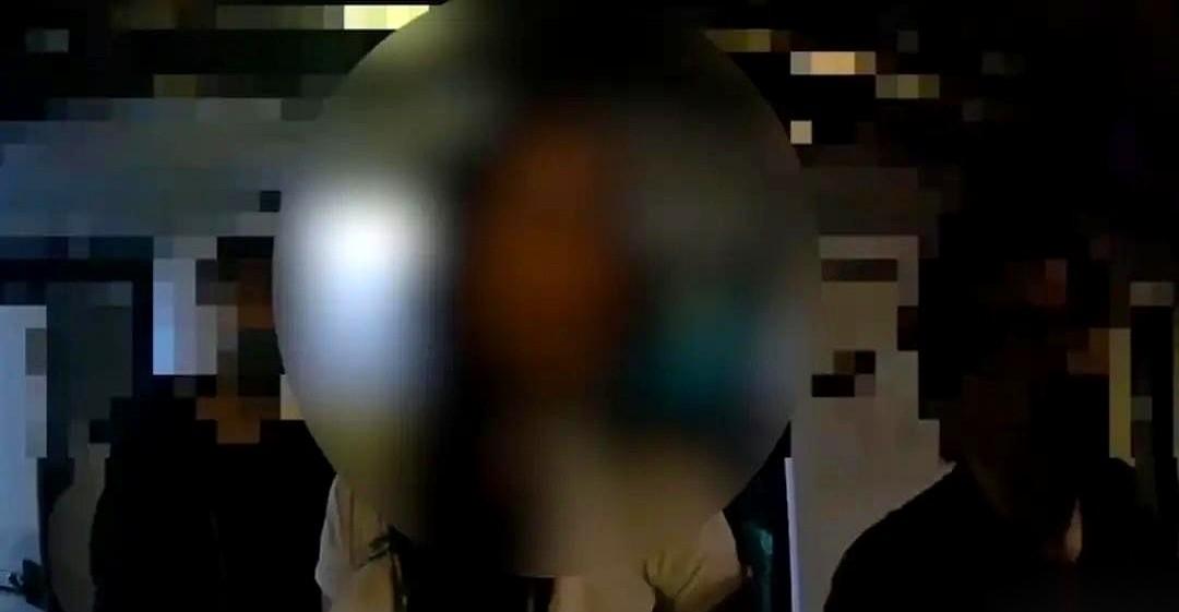 台北一个26岁的女主播，为了一万五千个粉丝，干了件大事。
她办了个“粉丝感谢祭”