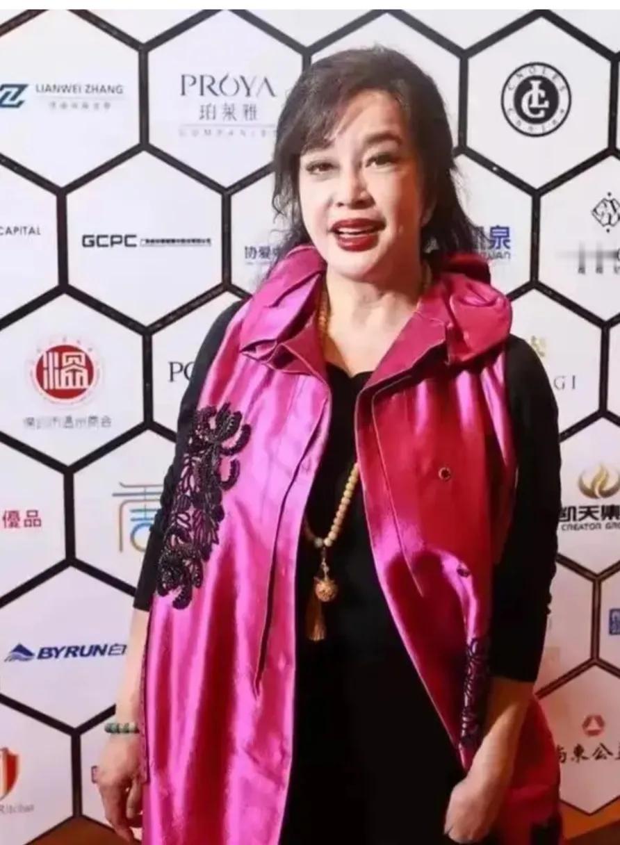 刘晓庆荣获华鼎奖的终身成就华灯璀璨之夜，刘晓庆震撼加冕！第十八届华鼎奖终身成就奖