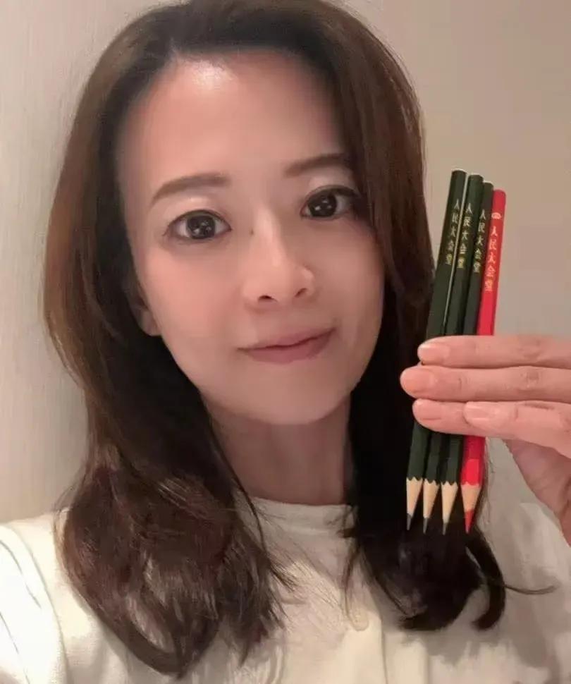 国民党发言人江怡臻妥妥的“吃货”担当。江怡臻访问大陆，吃到了全聚德烤鸭，她在接受