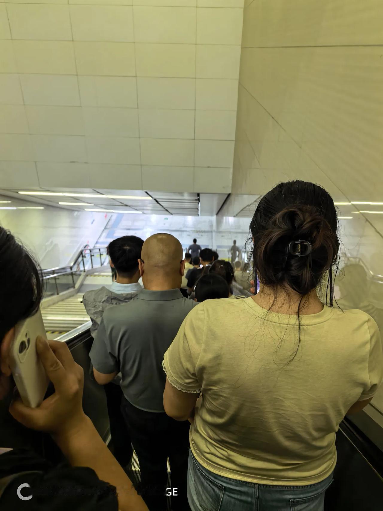 晚上老婆说吃火锅，她团购了一个，两百块，所以下午下班我坐地铁回家，顺路下车走过去