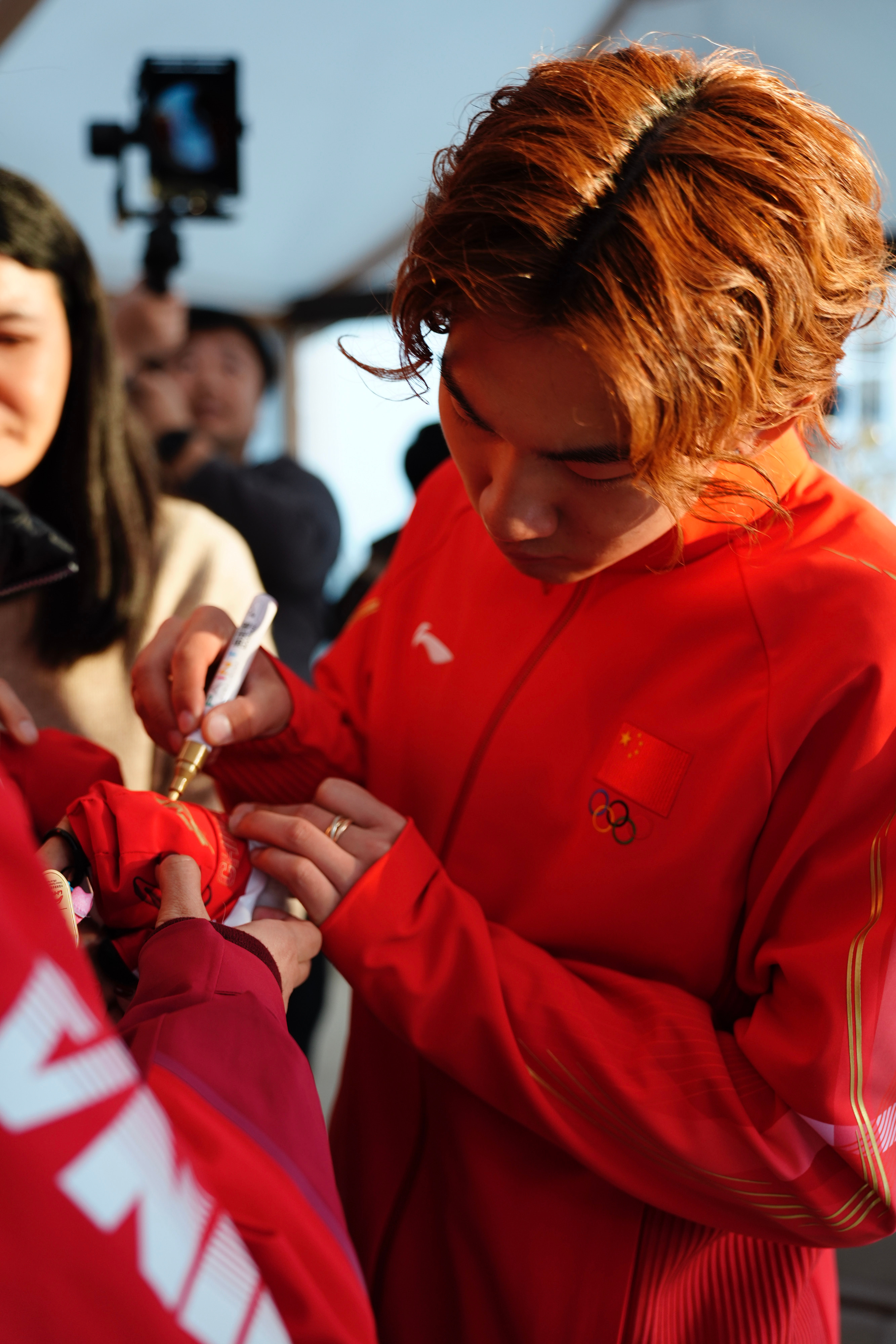 00后世界冠军苏翊鸣新春仪式感苏翊鸣在米兰拿下冬奥会首金，夺金后第三天现身中国之