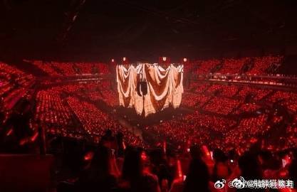 陈楚生把舞台设计成了八面台陈楚生演唱会有两层舞台 陈楚生太会了，八面台舞台设计让