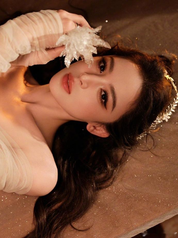 杨单给娜扎化的月桂女神妆娜扎月桂女神造型杨单为娜扎打造月桂女神妆，清透底妆搭配精