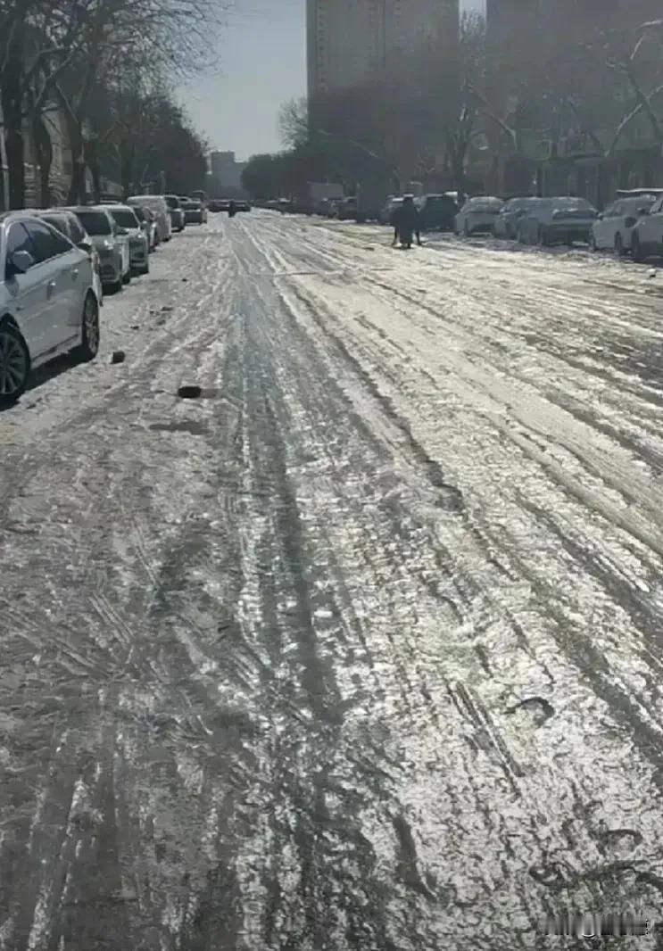 看到湖北这场雪下得非常大，路面居然结了这么厚的冰，非常危险。首要任务先把冰雪路面