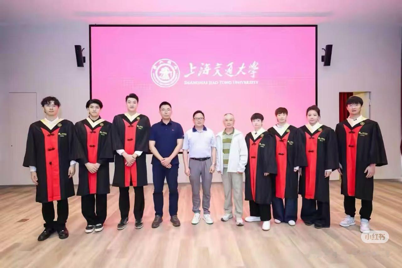 毕业季到啦！恭喜莎莎～ 