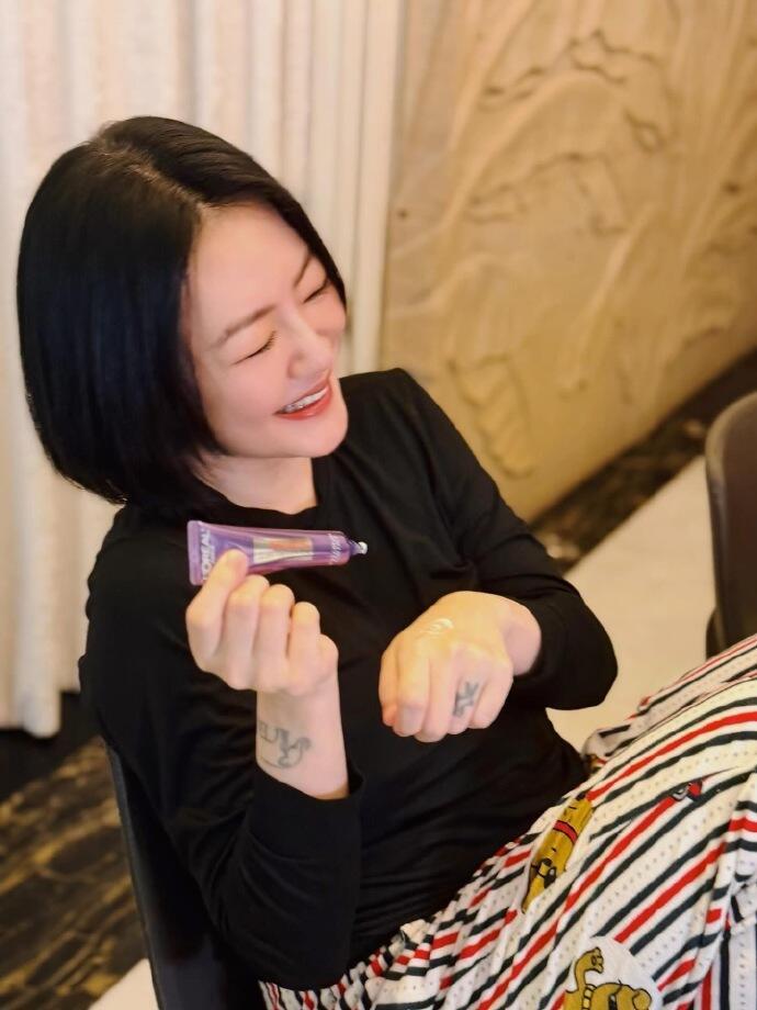 小S久违晒自拍照，状态感回来了 