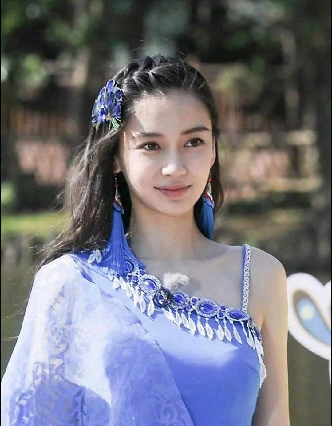 杨颖真实的身材和颜值，美得毫不费力！ angelababy出门三个手机起步 