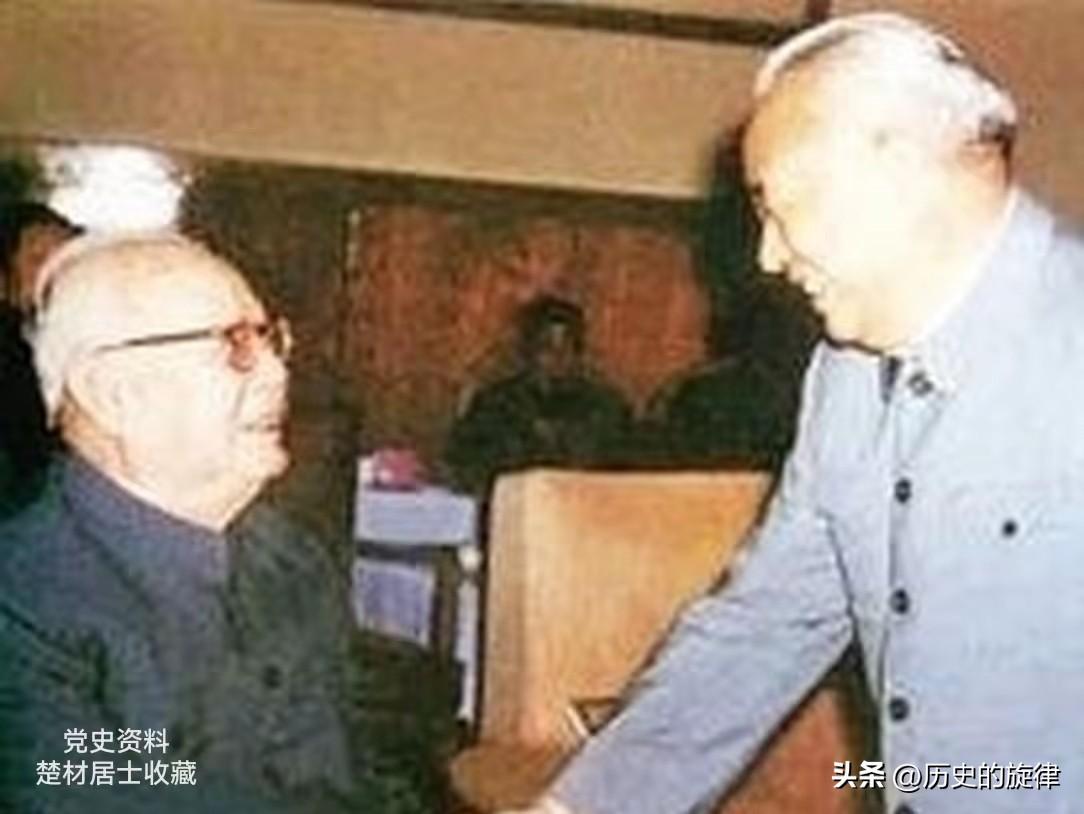 五届人大珍贵一幕！叶剑英与余秋里握手瞬间，看懂老一辈的家国情怀
 
翻开新中国的