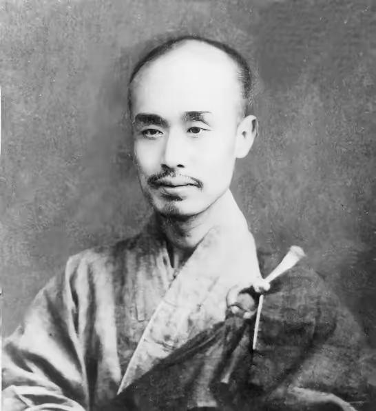 1942年，弘一法师火化时怪声频发，弟子惊恐，连忙拉出骨灰床，谁料，竟然捡出了1