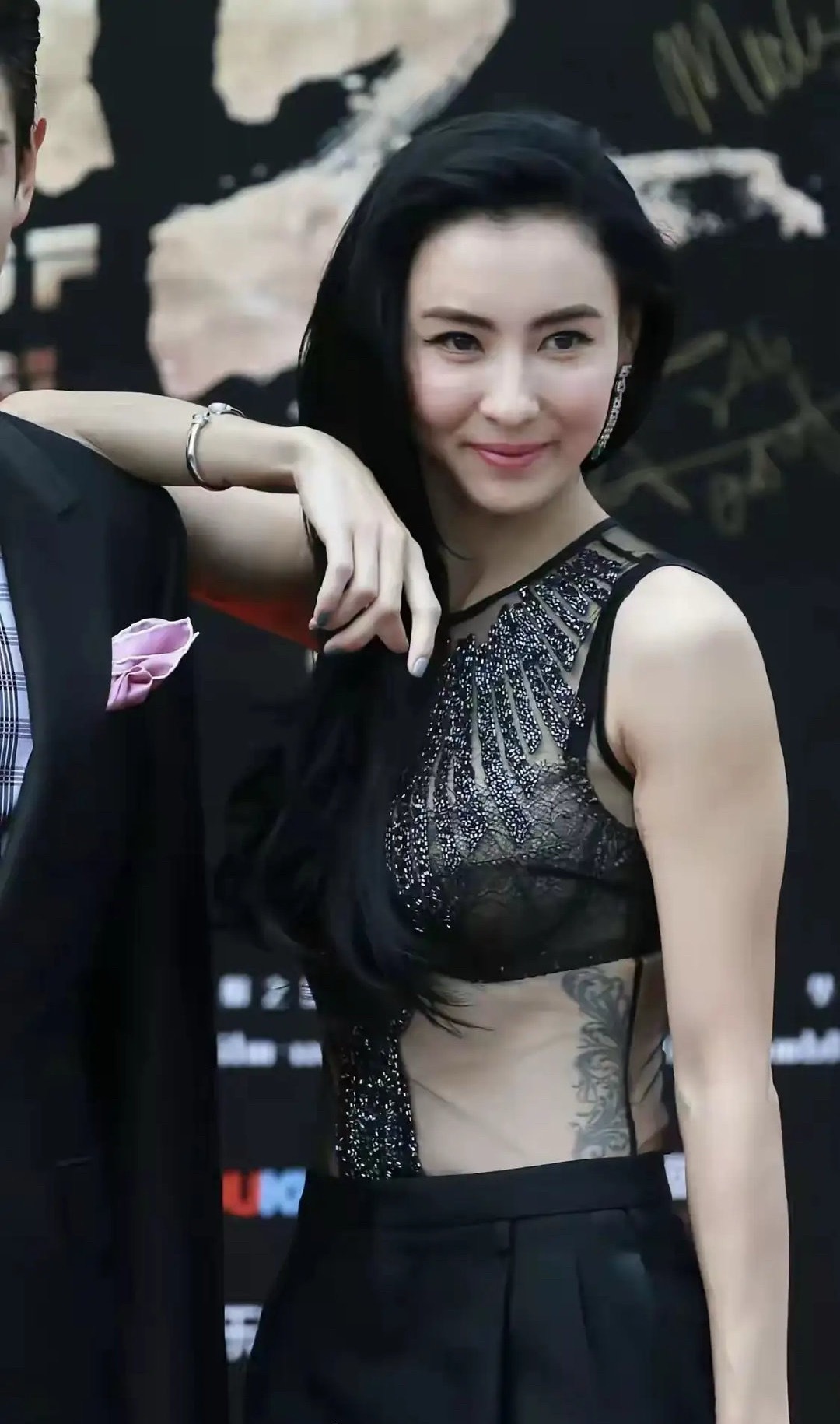 一直不懂张柏芝的纹身是什么意思，谁懂？ ​​​