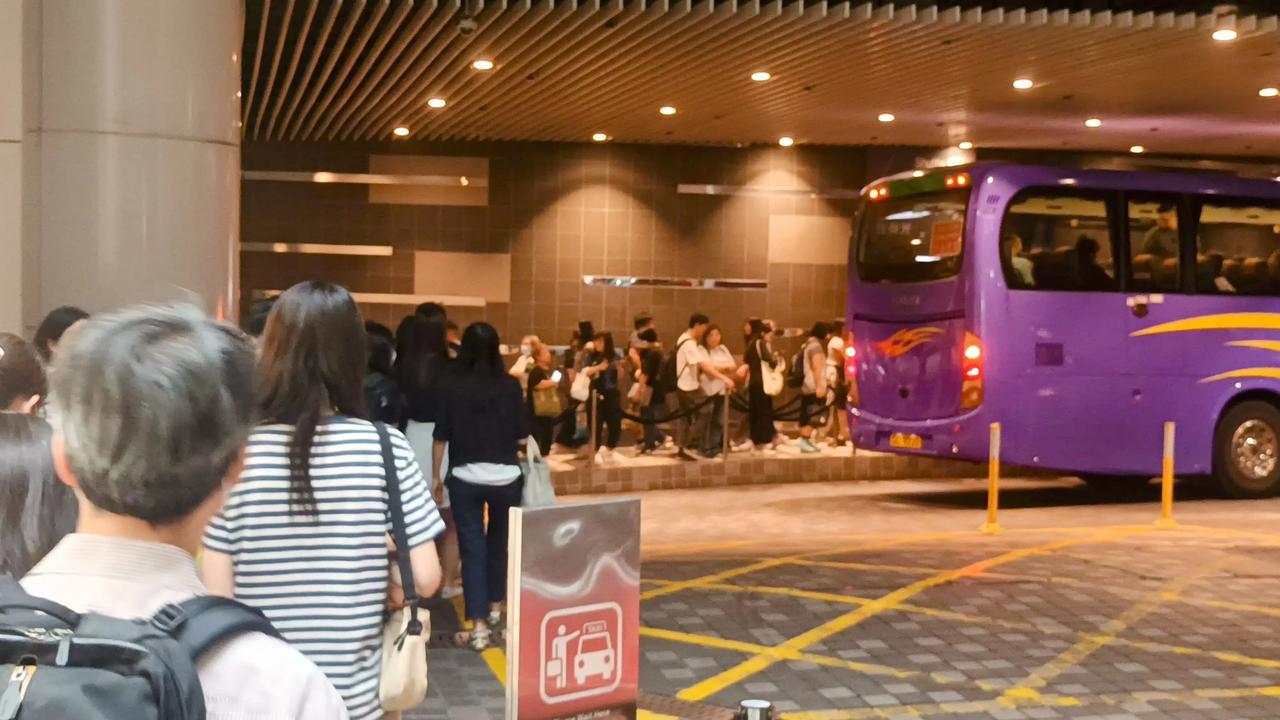 九龙葵涌貨轮码头6:00p.m前后下班峰段，不是经常的遇上排长队。
