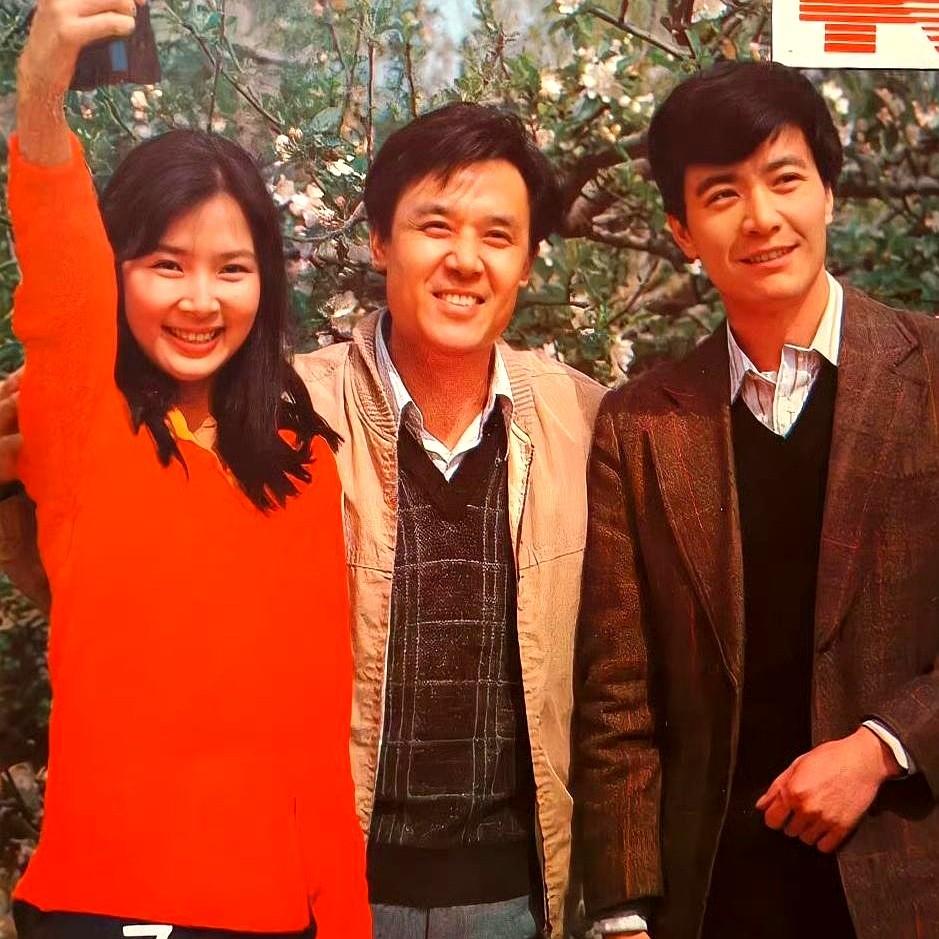 一张38年前的老照片，揭开了如今影视圈不愿提及的“秘密”。

没有C位之争，没有