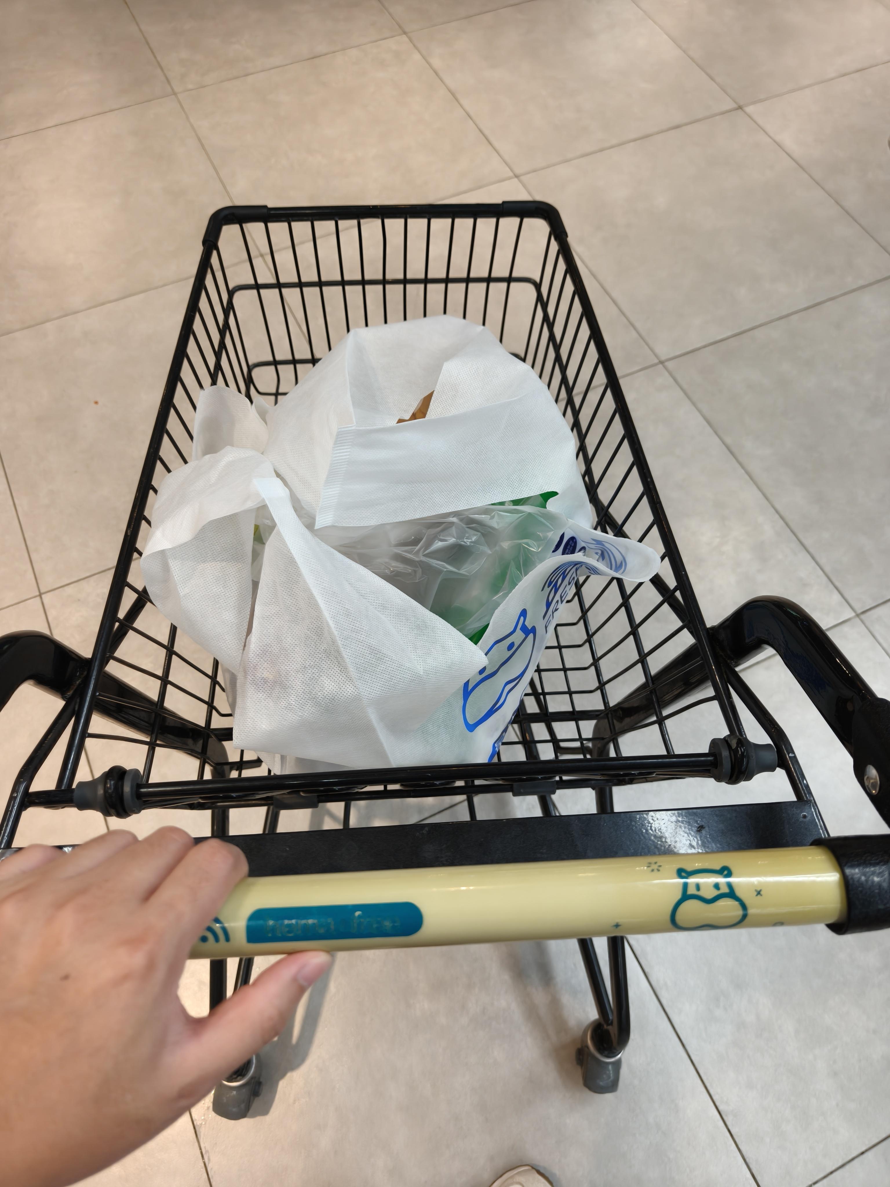 雨季漫长，牢大很久没洗车看不下去了，得洗干净开着才自信，洗完车来买点肉和菜，一早