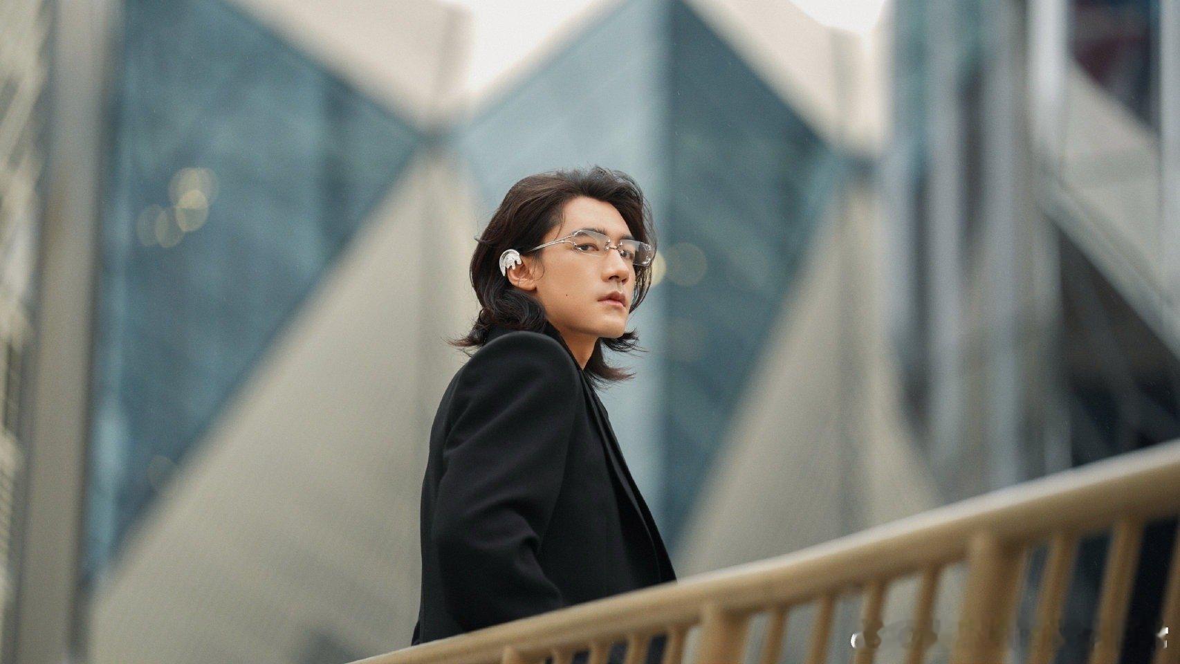 此沙一条蛇谁来懂一下这个此沙，简直是帅麻的程度，黑色西装搭配无框眼镜，满满的斯文