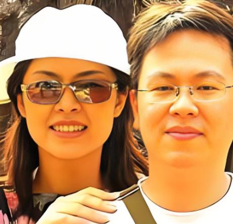 郑丽文，嫁给了台大学长，42岁才结婚，无子女。丈夫骆武昌中国文化大学副教授，两人