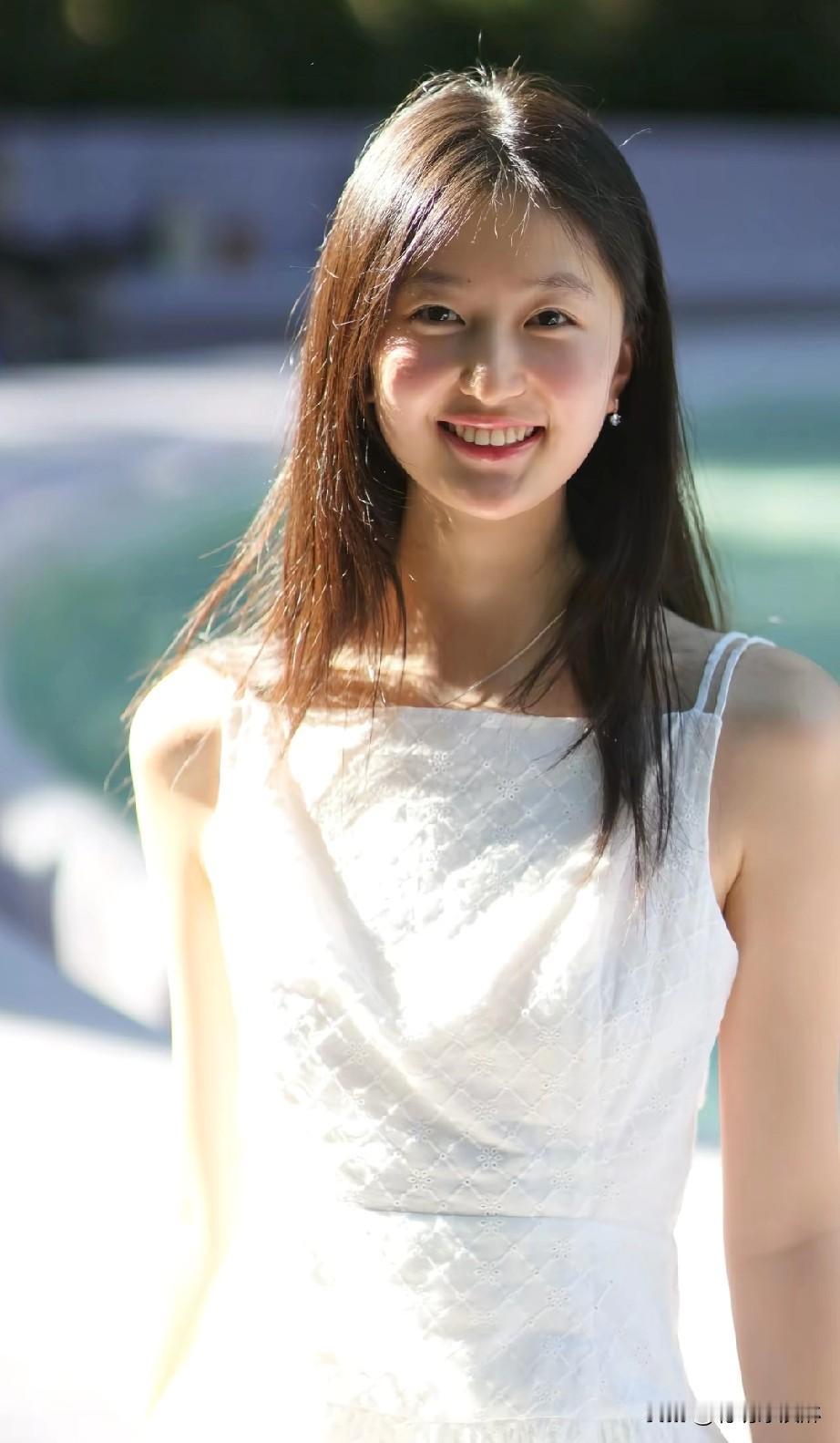 阳光下的微笑，纯净如白纱的连衣裙，少女心满满的一天！