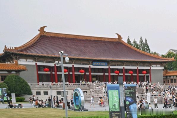 南京博物院受赠文物事件处理结果公布，相关责任人受到严肃追责。原院长被依法判刑，多