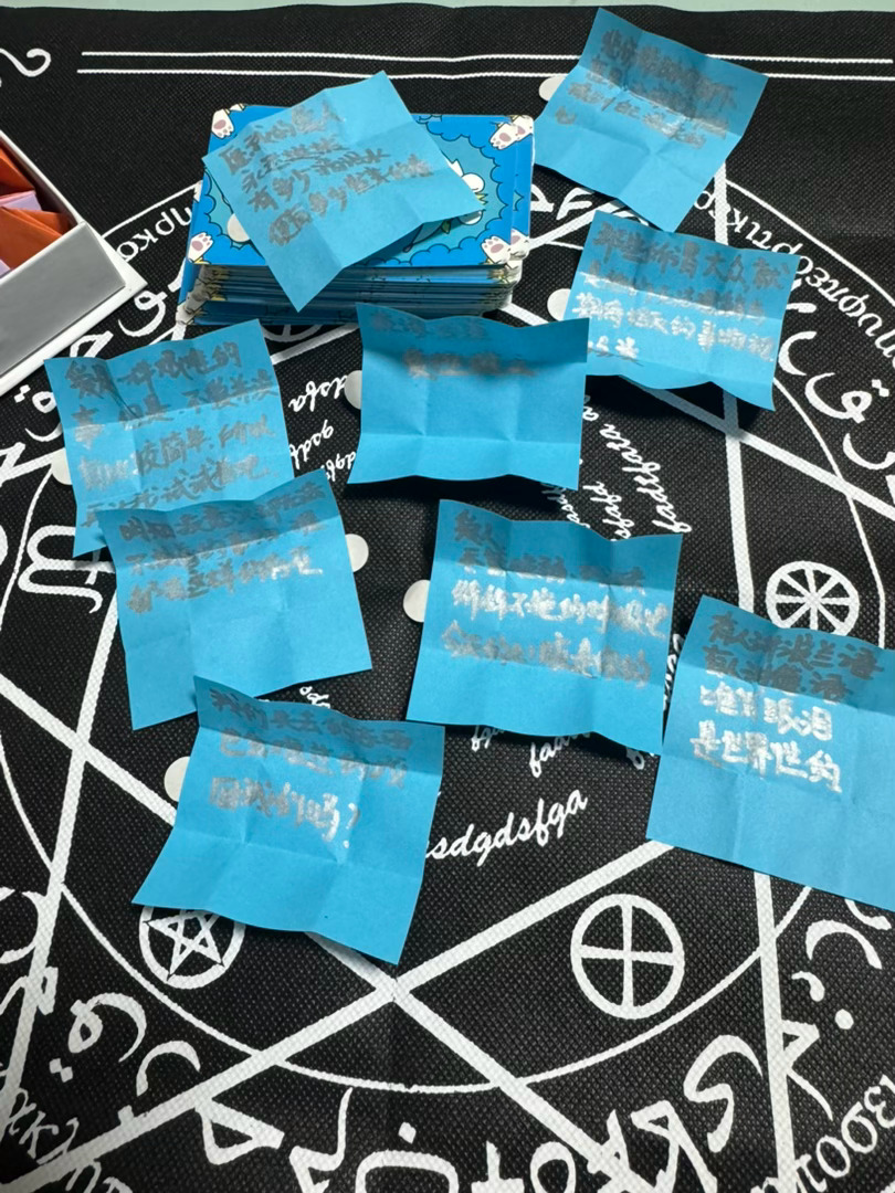 其实你应该给我做一整个盒子的蓝色。因为你知道我离开你拆开的只会是难过和哭泣。 