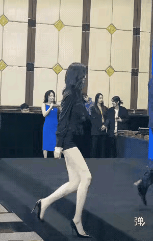 领奖台上，美女最后一个上的，三位男士立马暗然无光，这女士的形象太完美了。