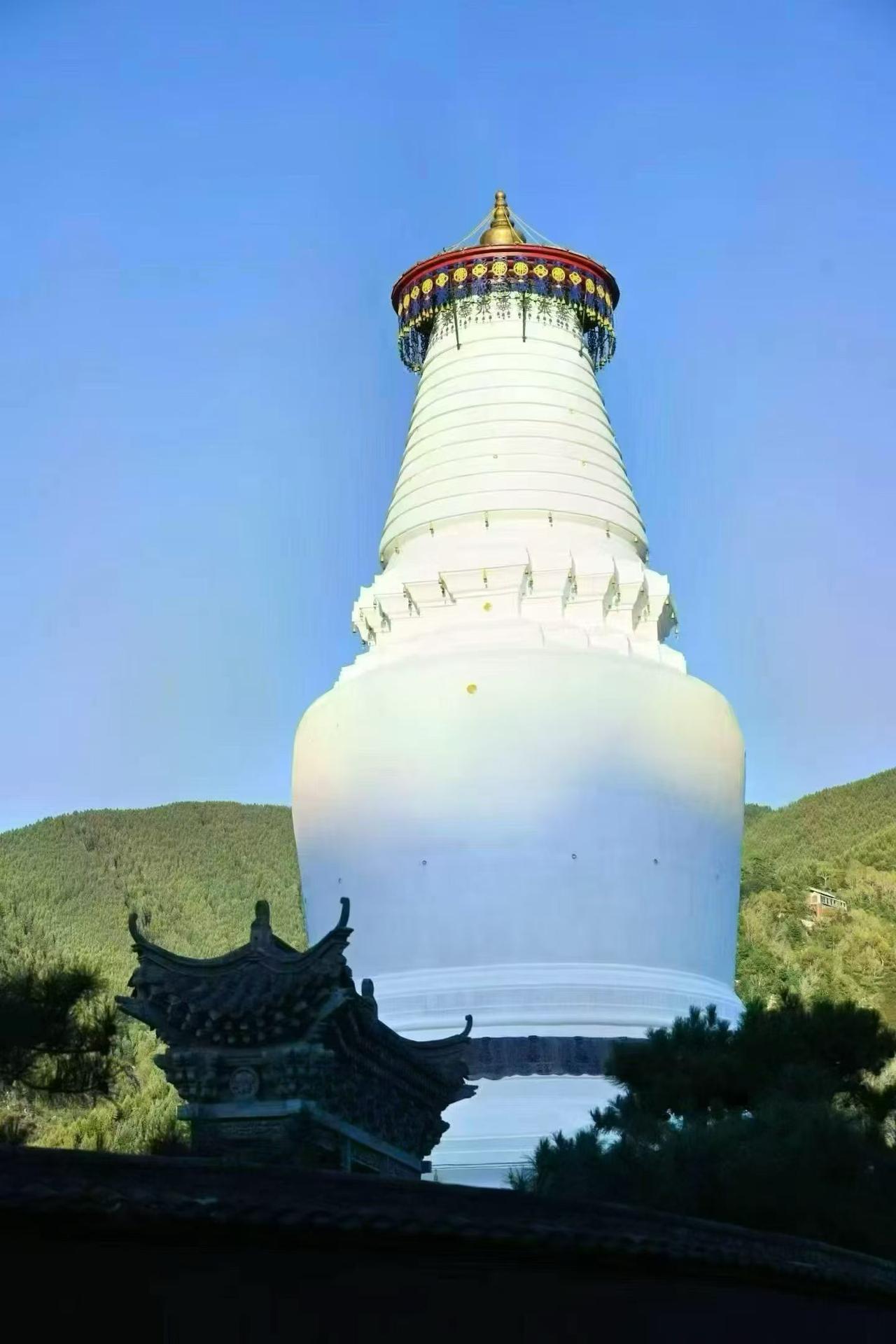 五台山地标性建筑——塔院寺大白塔
七百载大白塔褪去围挡  风铃再起
如如不动  
