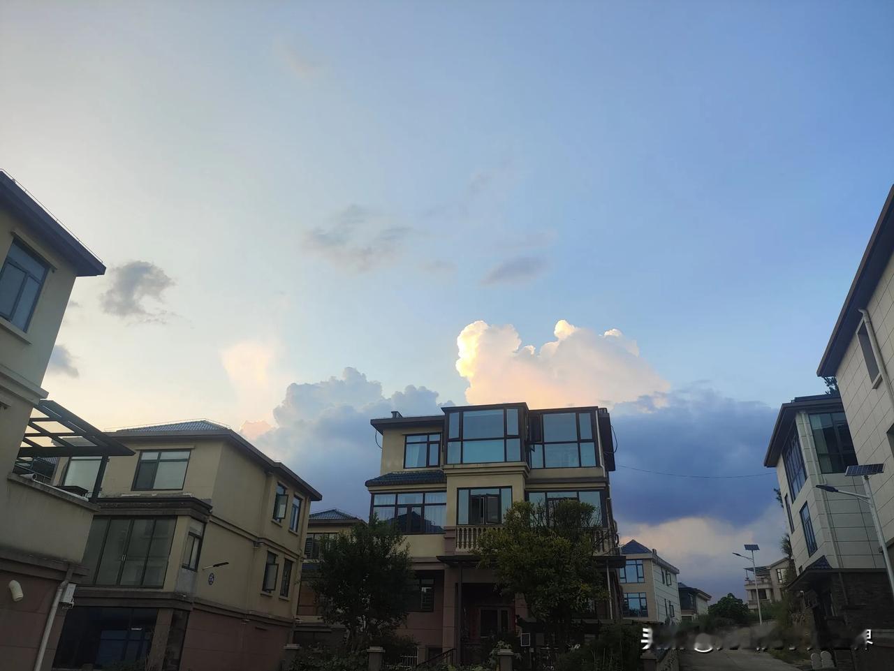 钱钟书先生曾在文章中剖开中年人饭局的真相：“人到中年，觥筹交错间，言未出口，意已