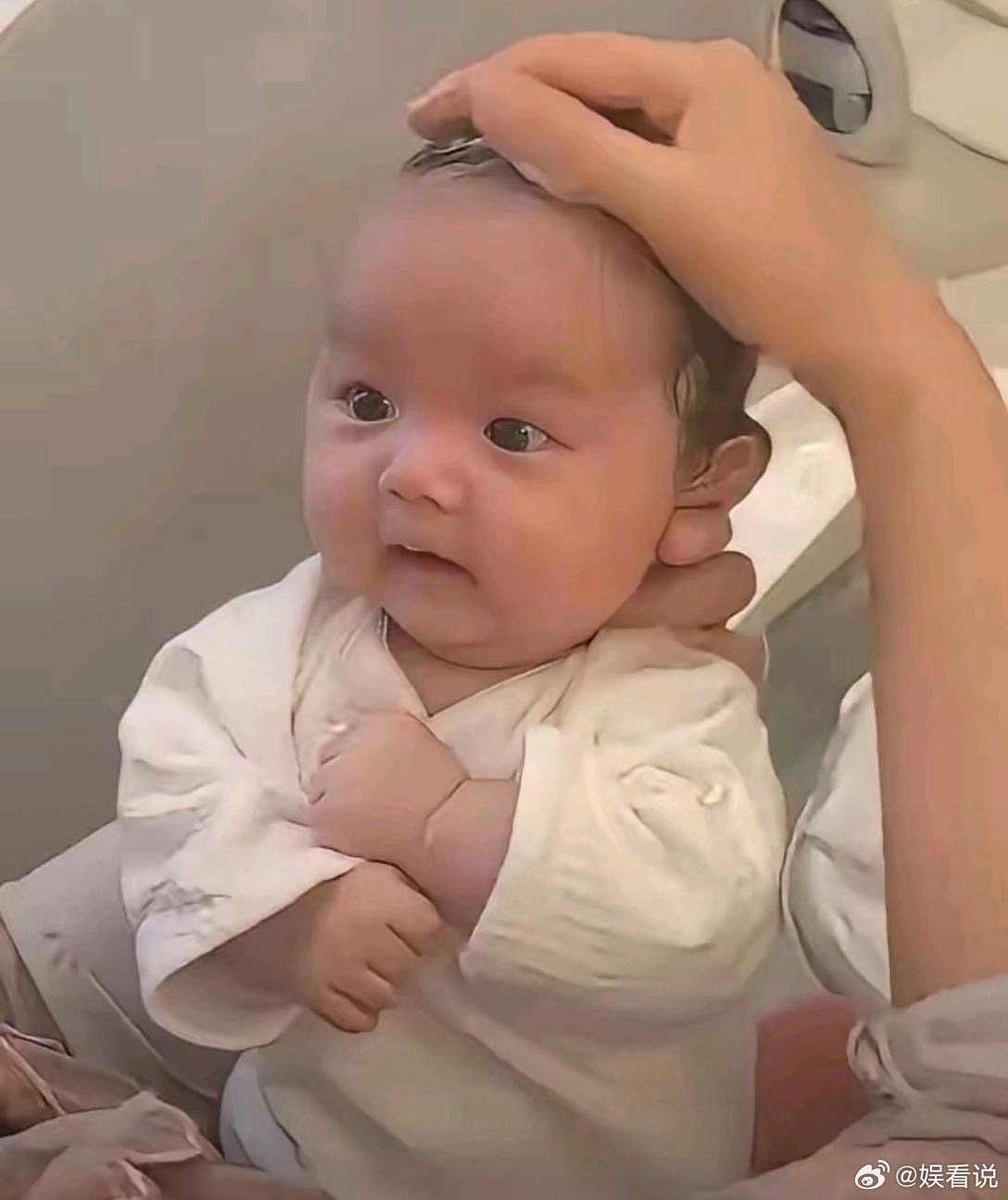 马小梅直播晒儿子，宝宝真是又漂亮又可爱。 