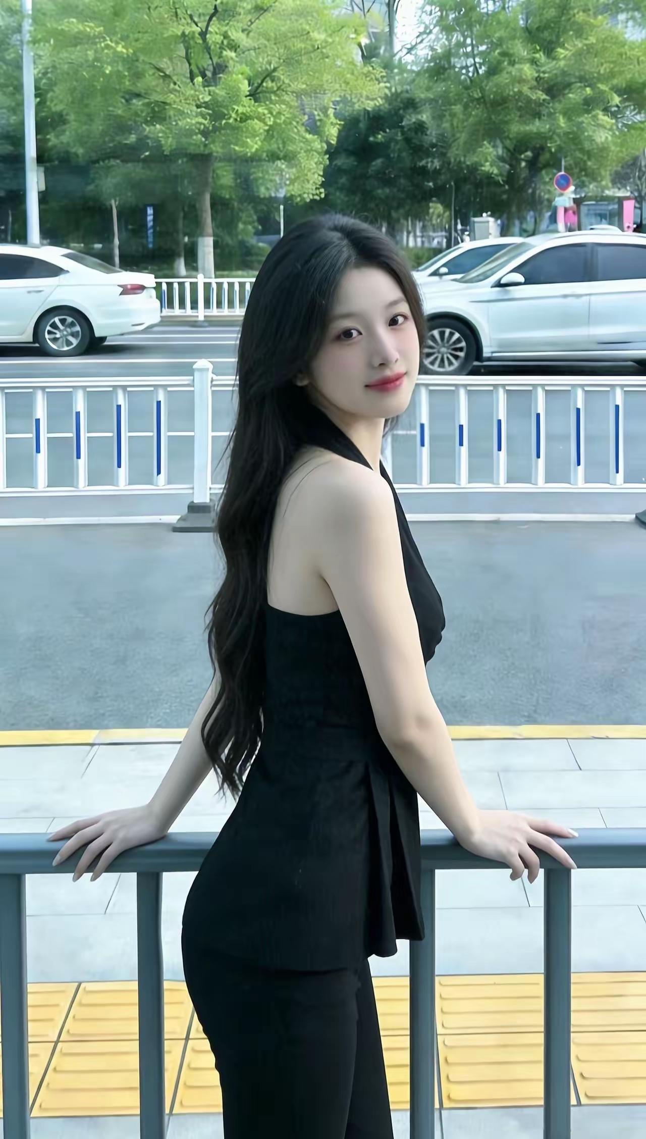 倚栏思远，绿树掩映间。