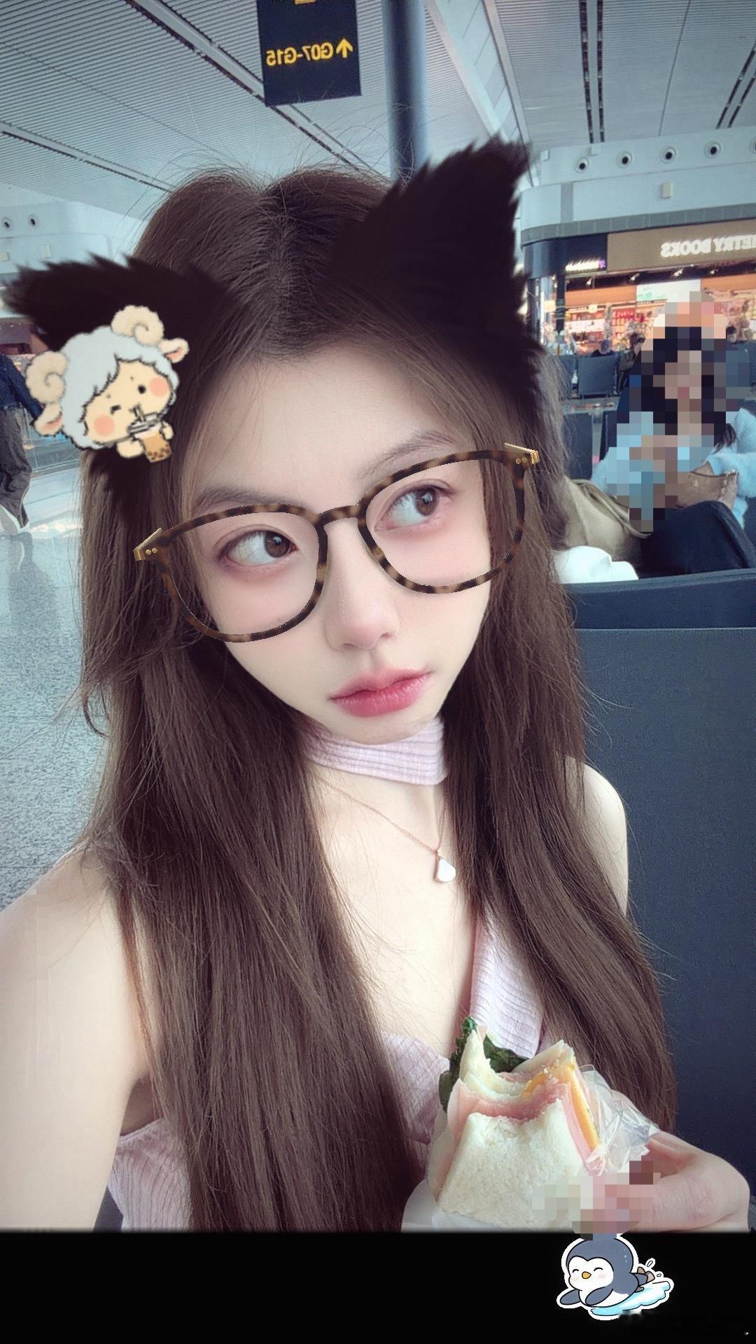 眼睛肿肿的头发乱乱的人是懵懵的重庆的后劲有点大下次还要来哈哈哈哈哈哈哈出发去赶两