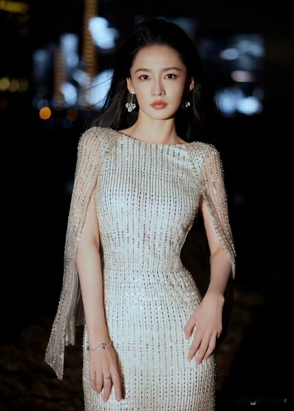 李沁夜拍美照。美的如黑夜里最耀眼的那颗星！