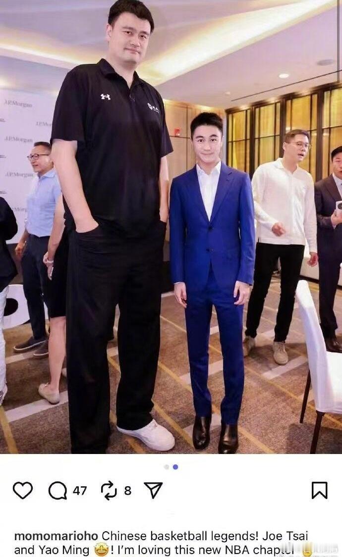何猷君晒和姚明合照，小金土豆真的像姚明的小手办[喵喵] ​​​