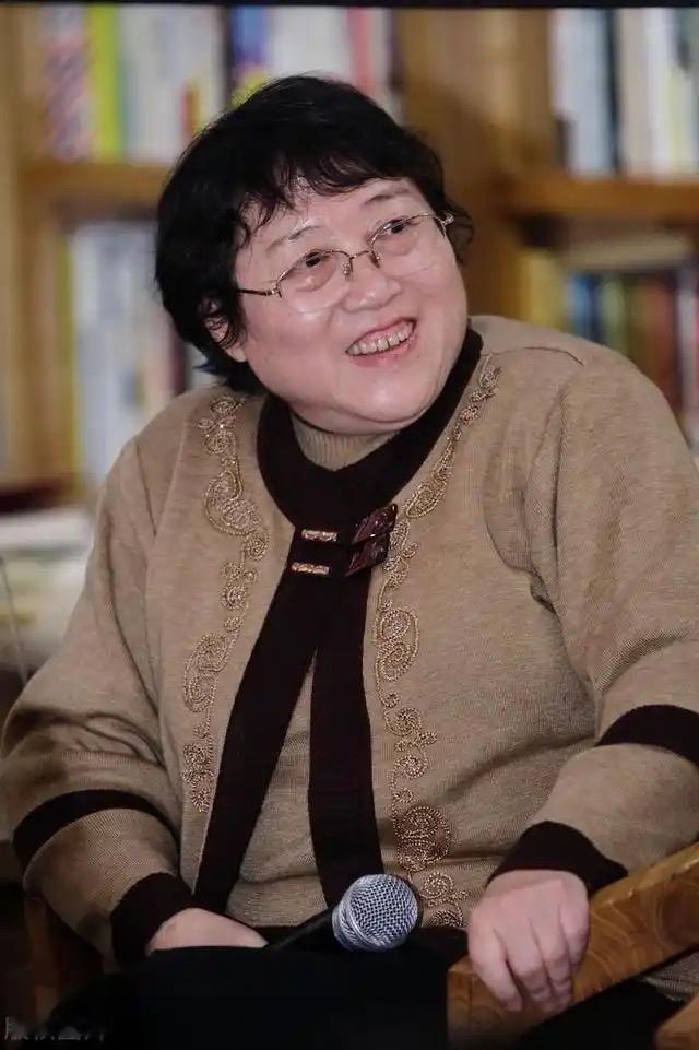 性学专家李银河说：“男人小便，对着墙；女人小便，靠着墙；男人最怕前面不安全；女人