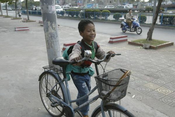 2000年8月，上海老太，在买菜的路上，捡到一名弃婴，儿女们一致反对！然而，老太