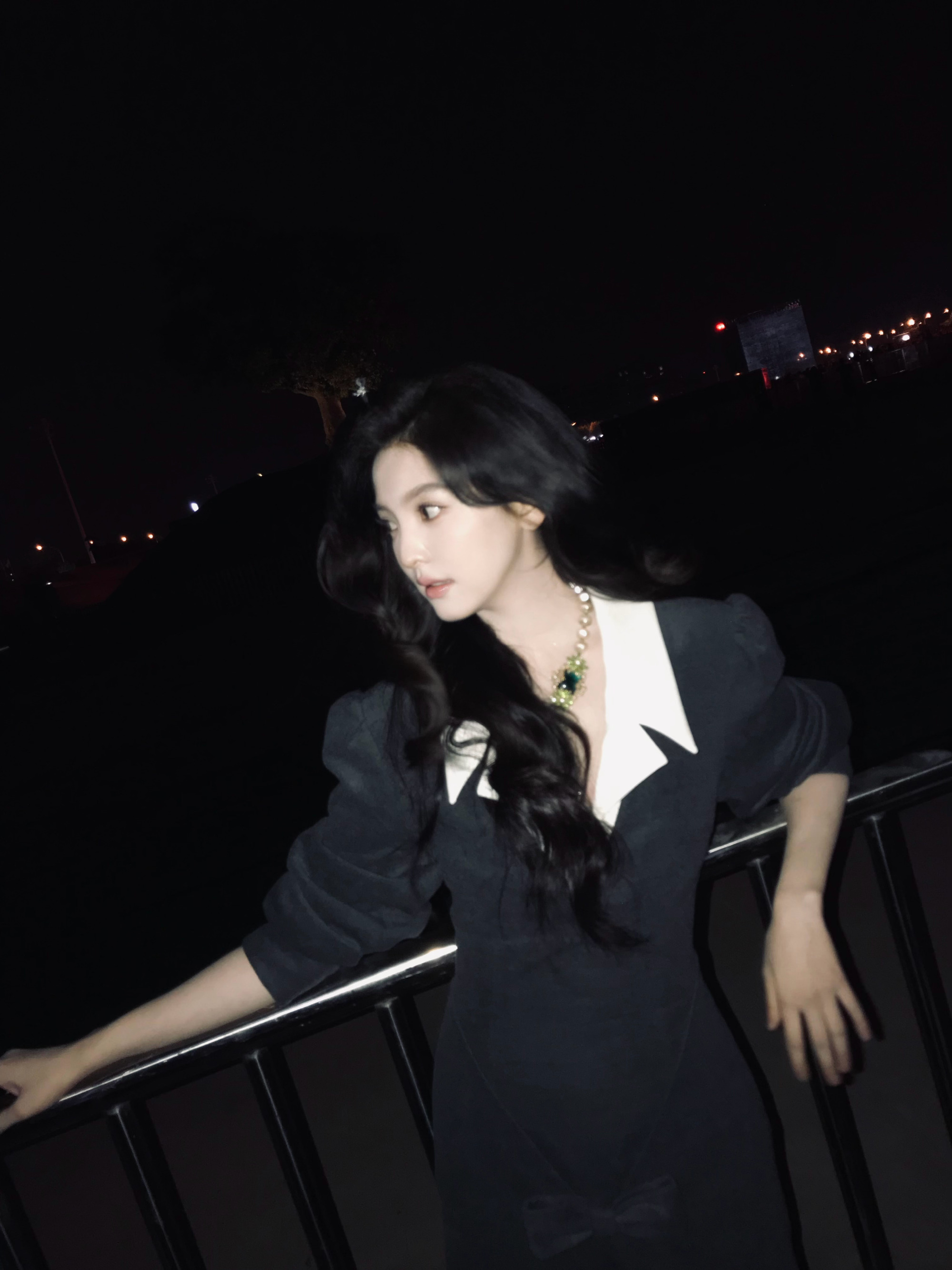 有没有人懂一下芭莎晚上章若楠的ootd，简直飒爆了，像那种高高在上的女王Quee