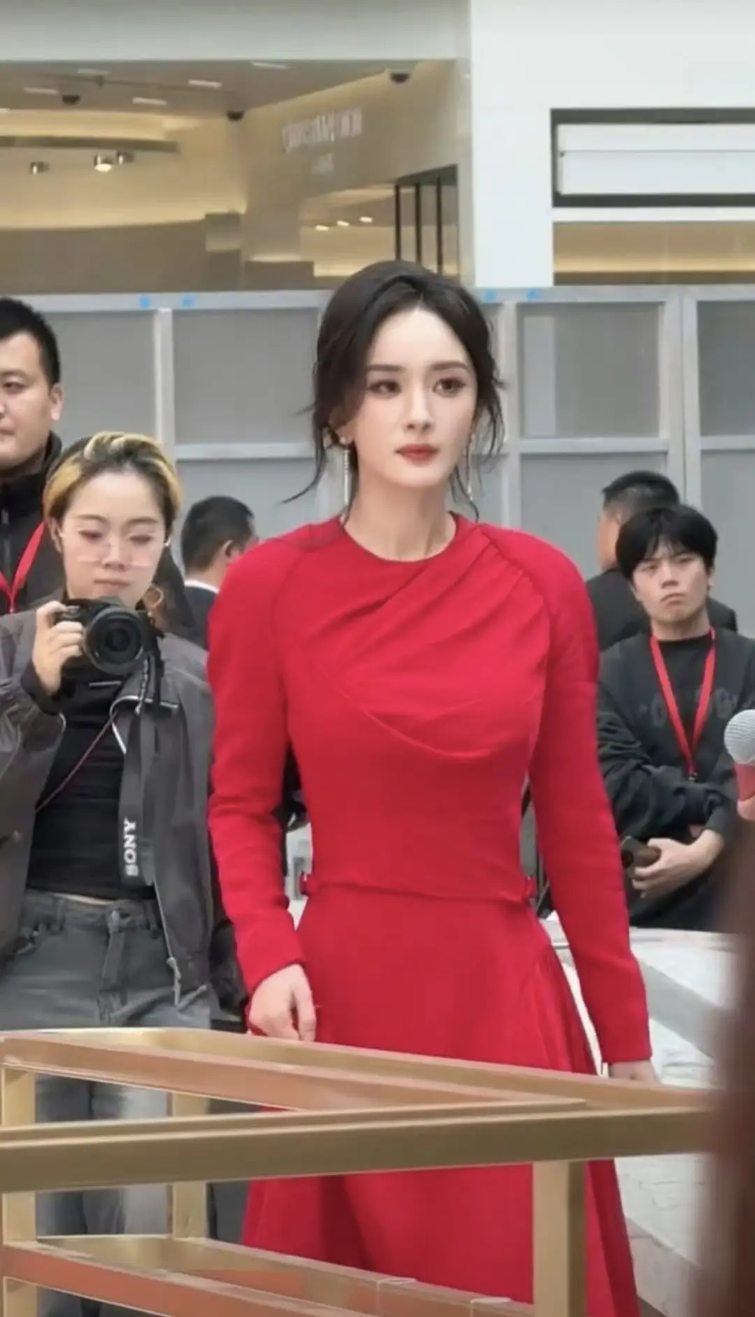 85后顶流花同一天参加品牌活动，时尚度这一块不相上下。 