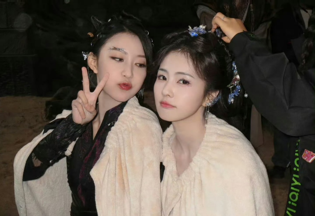 张鑫 白鹿站姐 她俩不是从招摇时候就是好朋友了吗？张鑫在里面演了招摇迷妹路十七啊