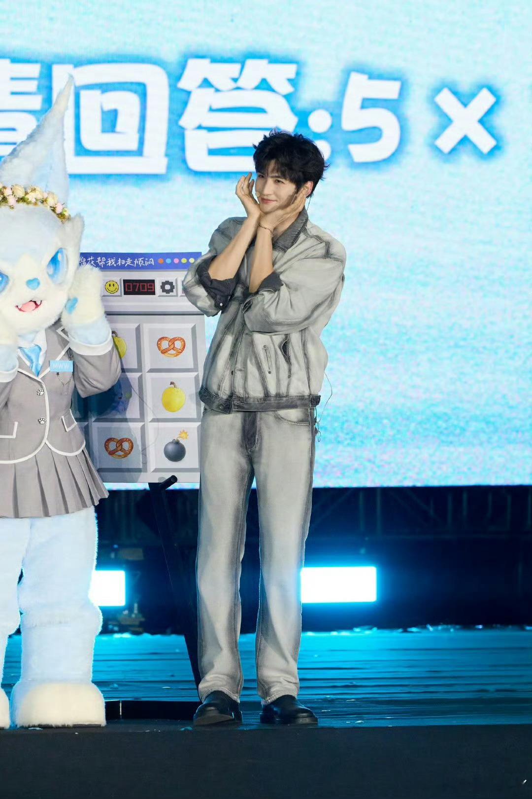 黄俊捷手势舞全身都在努力黄俊捷手势舞大型驯服四肢现场 从生疏摸索到慢慢找到节奏，