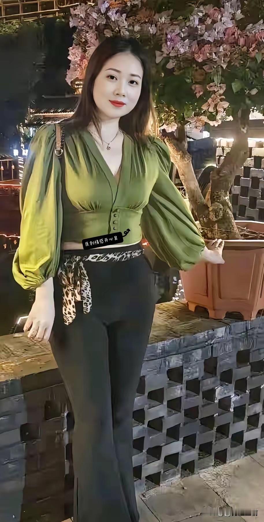 夜晚的浪漫穿搭，绿色上衣搭配黑色裤子，尽显优雅气质！🌹💃