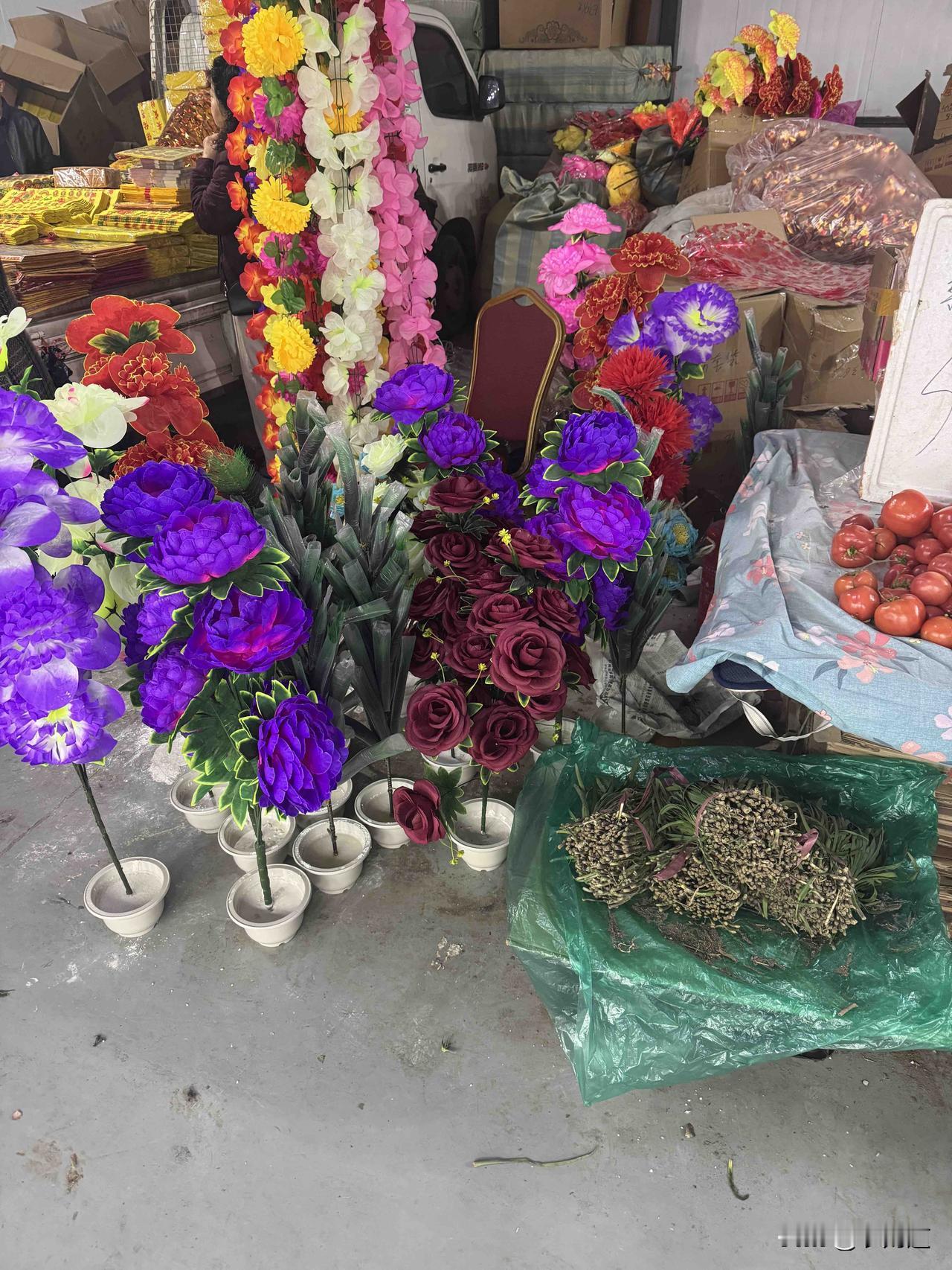 清明节快到了，菜市场放了好多花圈这场景不免让人觉得有些肃穆，路过的人也都会不自觉