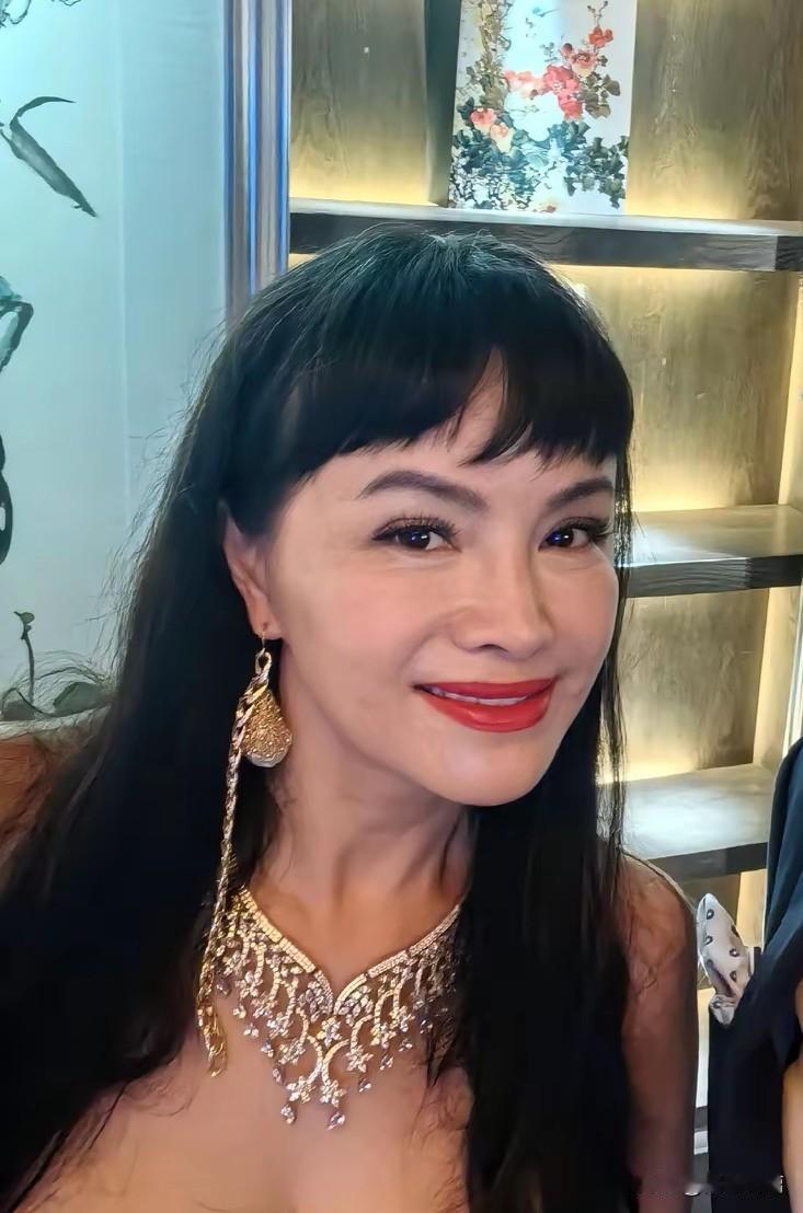 快60岁的小姐姐，状态真好！
 
石兰1967年出生，是90年代内地知名“性感女