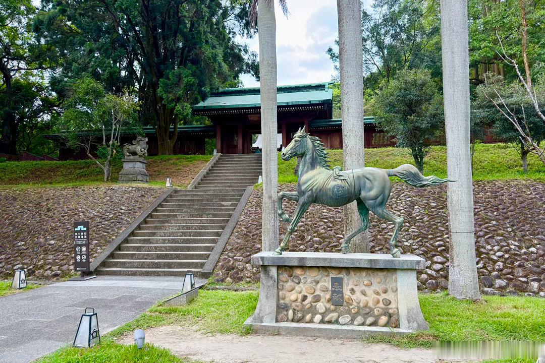 桃园忠烈祠（桃园神社）。桃园忠烈祠位于台湾桃园市虎头山麓，建于1938年，原为日