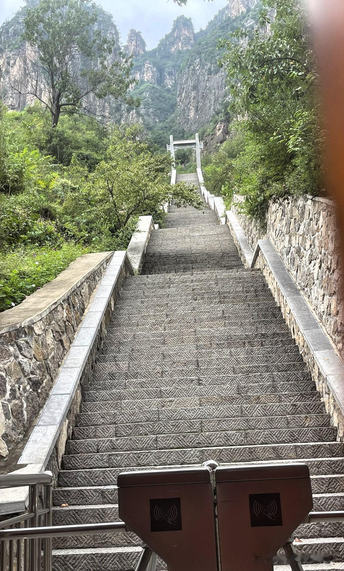 南太行自驾四日游，驾驶南太行山最美的一段，感觉人在画中游。丹崖绝壁，瀑布崖柏，再