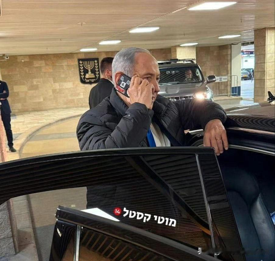 以色列总理内塔尼亚胡也太小心了吧，他的手机后置摄像头被发现已经用贴纸遮盖。可能是