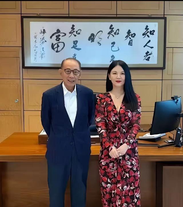李湘这次是真的瘦脱相了，简直判若两人！

以前那个圆润的形象彻底没了，现在瘦得跟