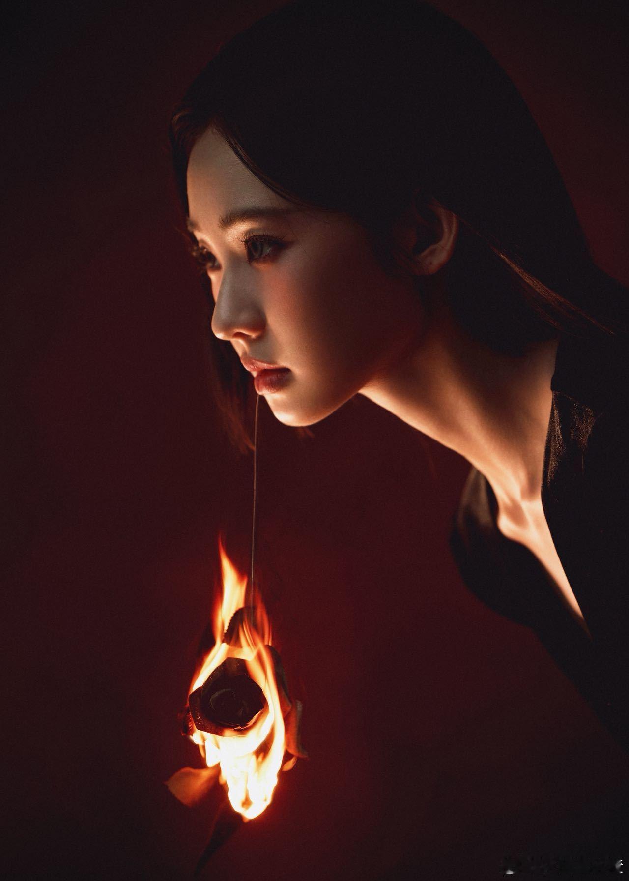 张艺凡哥特风美成啥了 不得不说，张艺凡的哥特风造型太有感觉了！黑色V领裙穿在她身